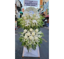 hoa-chia-buon-sang-trong-mau-vong-hoa-vieng-tinh-te-tphcm-9307.jpg