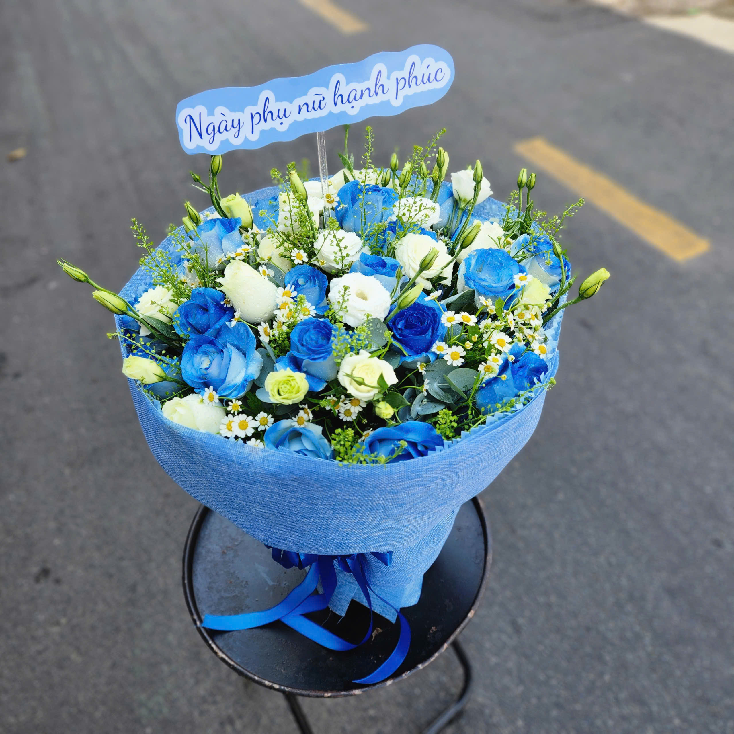 Bó Hoa Tone Xanh Dương Giá Rẻ TPHCM – Giao Nhanh Trong Ngày