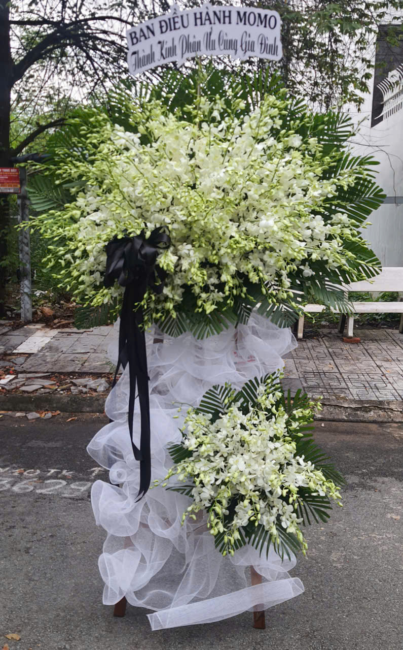 Hoa chia buồn lan trắng – Mẫu vòng hoa tang lễ trang nhã TPHCM