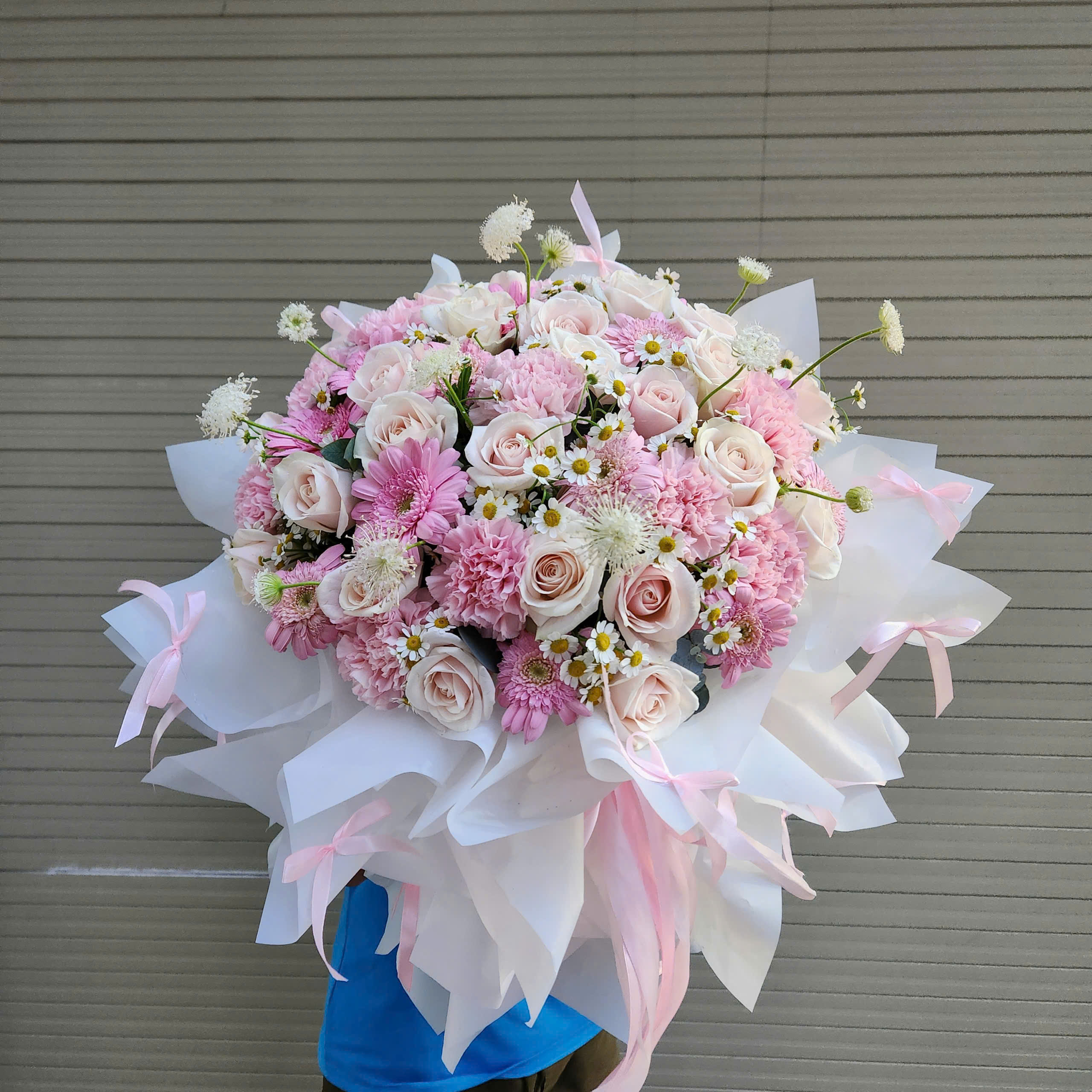 bó hoa công chúa tone hồng pastel