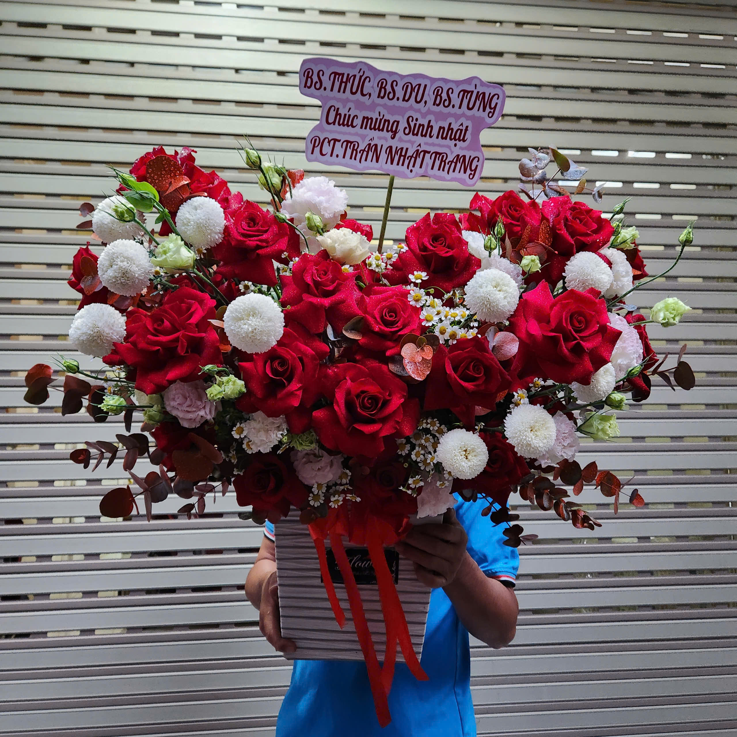 Giỏ Hoa Tone Đỏ Sang Trọng