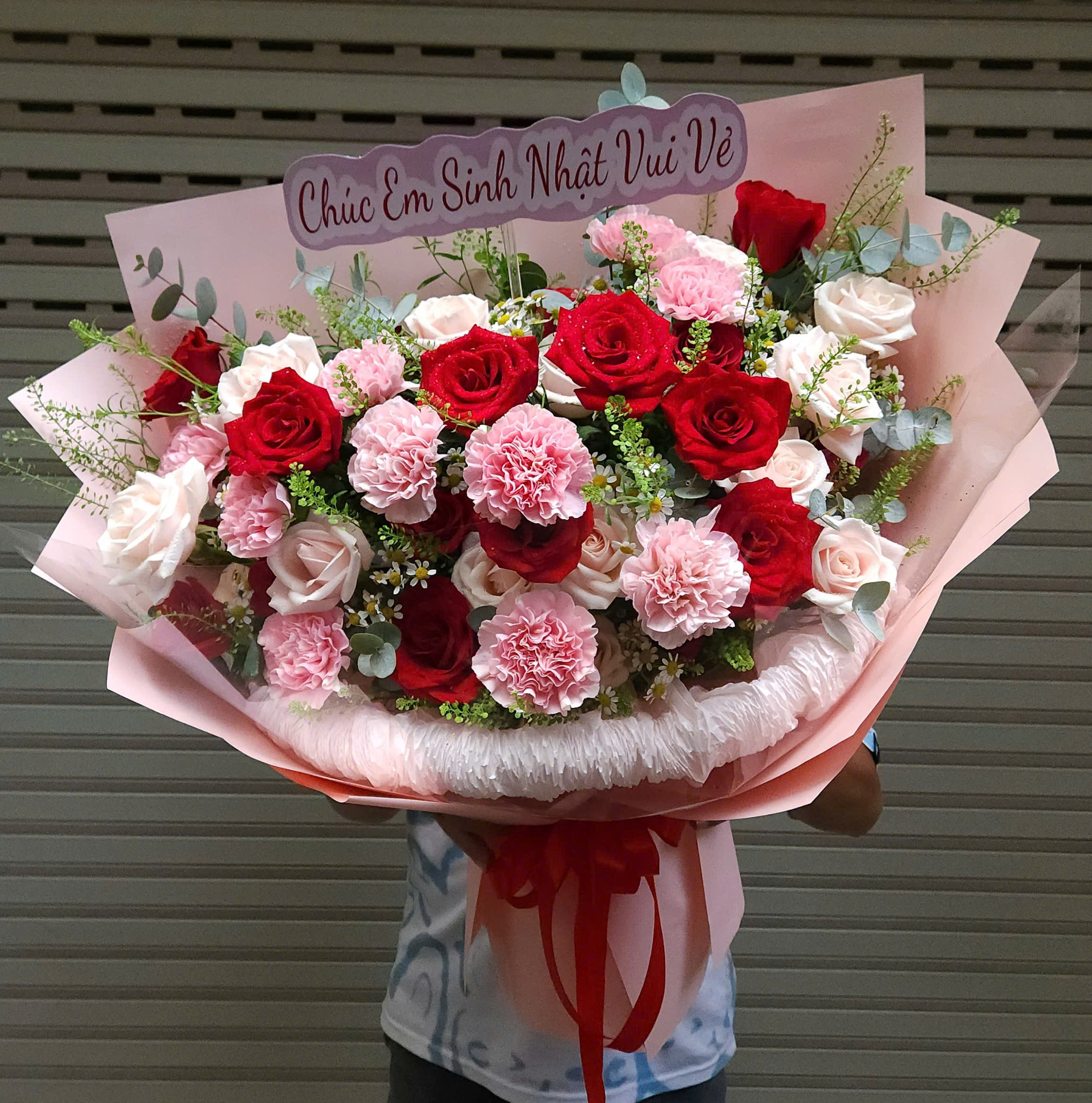 bó hoa hồng đỏ mix hoa hồng kem xinh đẹp 