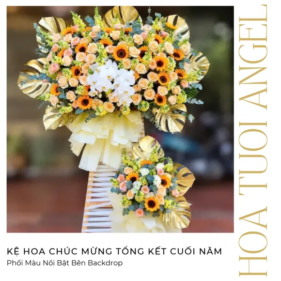 Kệ Hoa Chúc Mừng Tổng Kết Cuối Năm: Phối Màu Nổi Bật Bên Backdrop