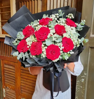 bó hoa hồng đỏ 9 bông giấy đen 