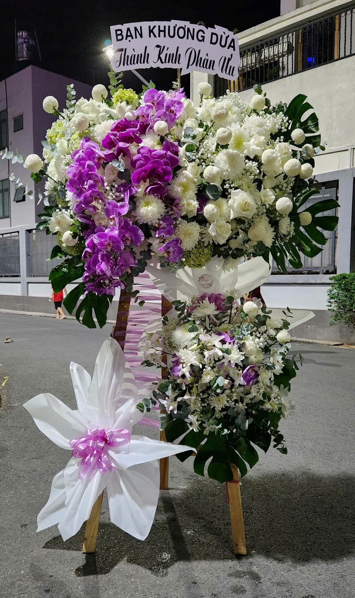 Kệ Hoa Tang Lễ Cao Cấp Ch&ugrave;a Vĩnh Nghi&ecirc;m TP.HCM