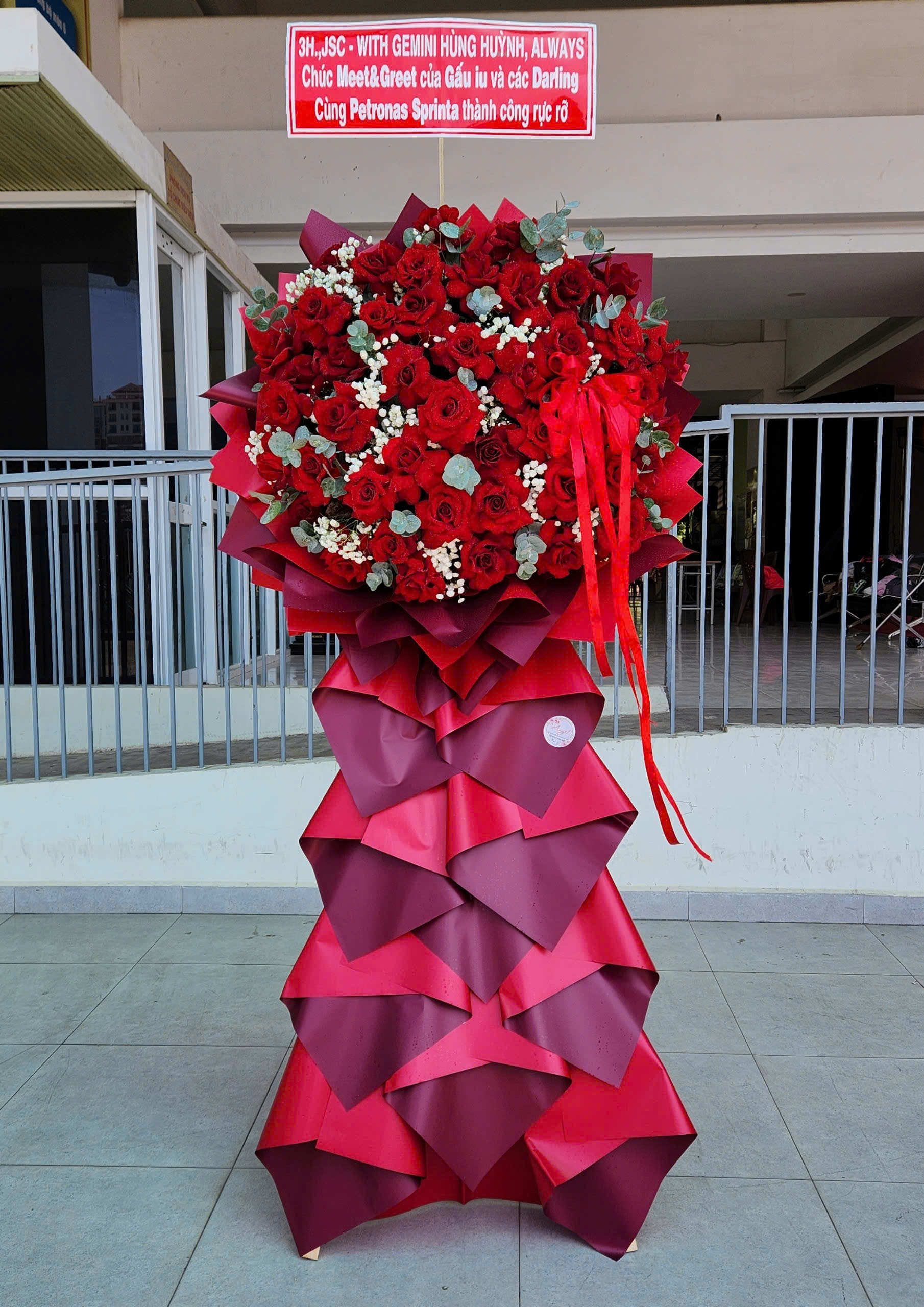 Lẵng hoa khai trương tone đỏ 