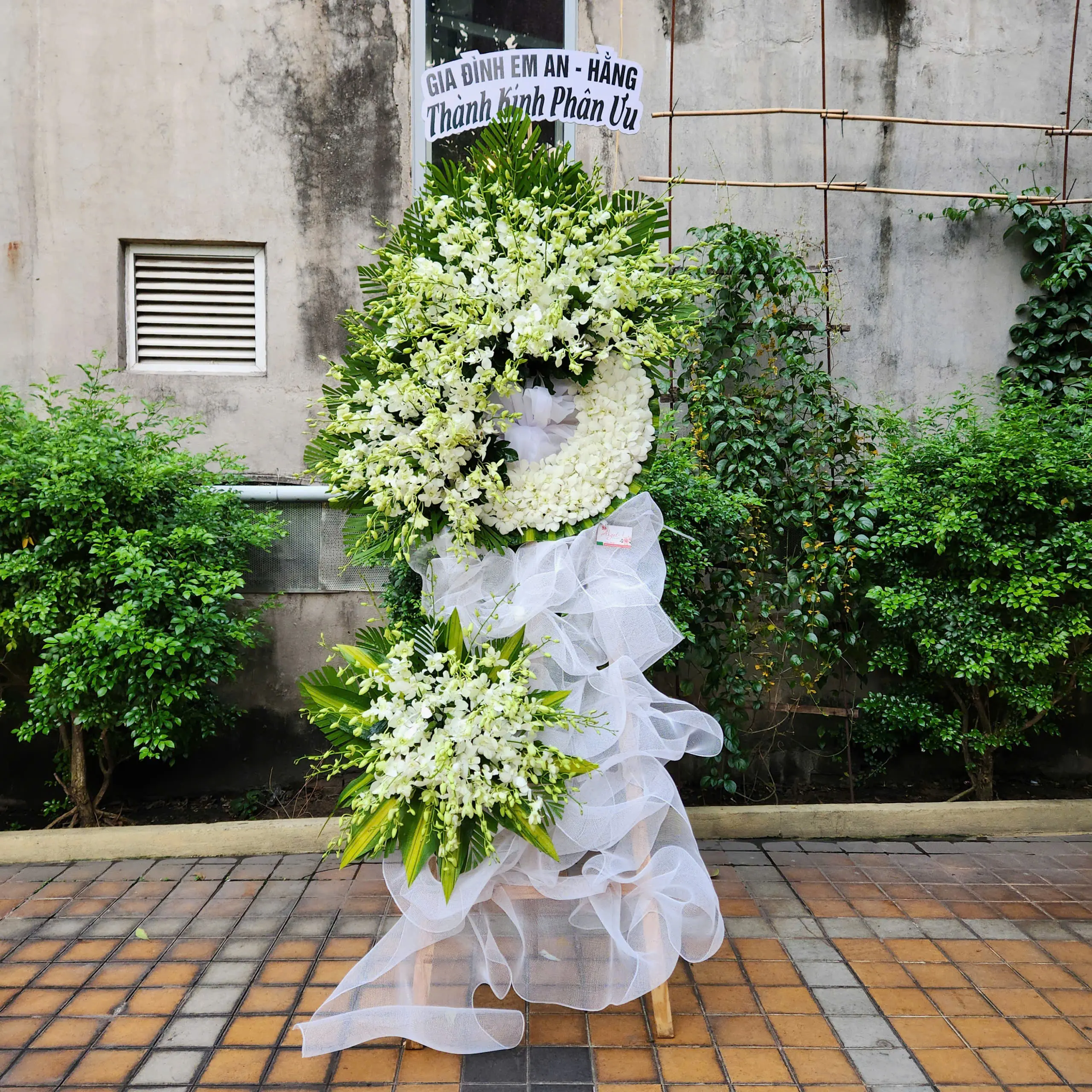 Kệ Hoa Chia Buồn Ch&ugrave;a Vĩnh Nghi&ecirc;m