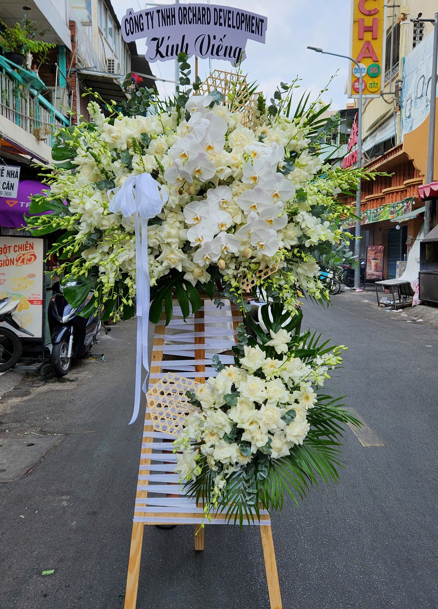 Kệ Hoa Chia Buồn