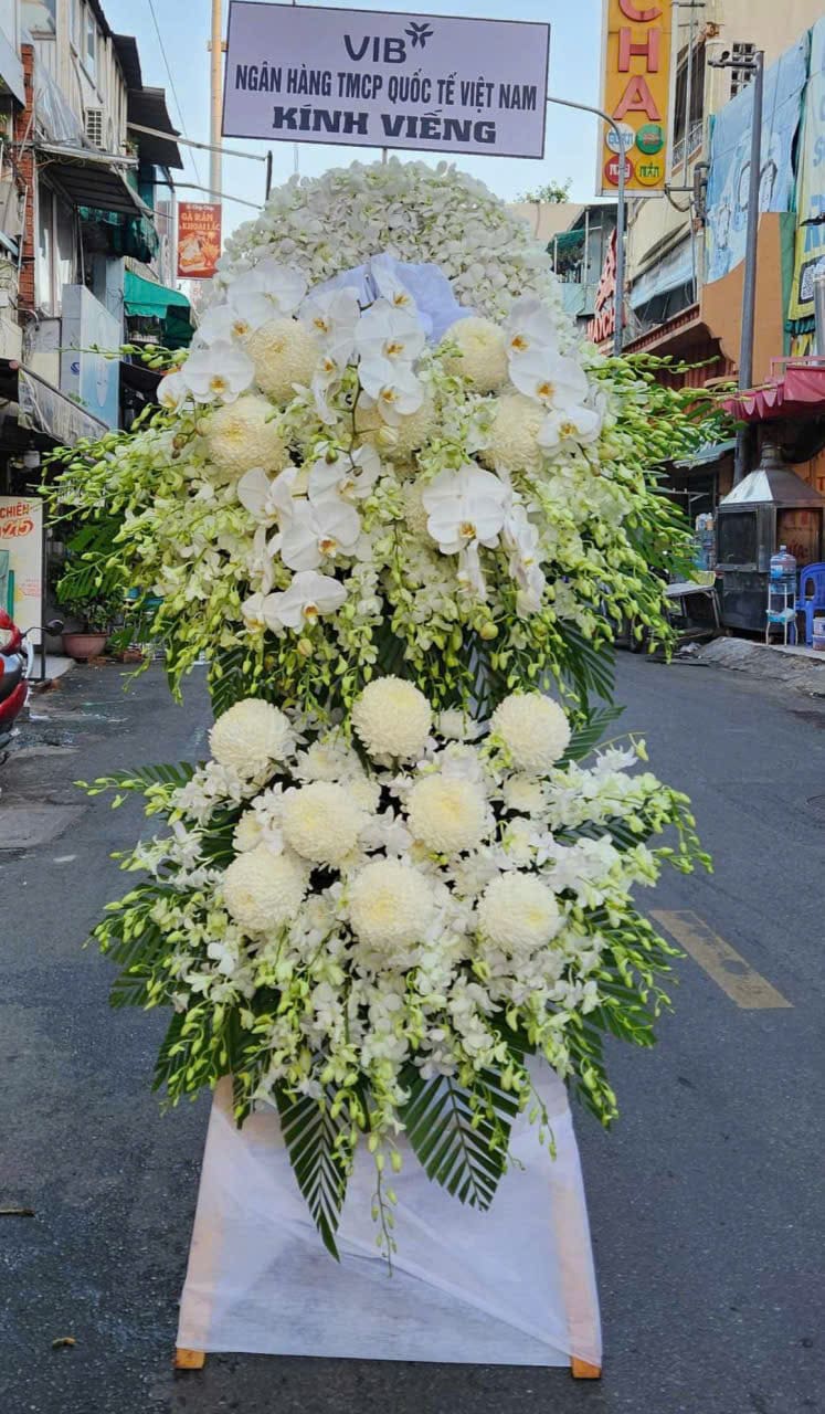 Kệ Hoa Chia Buồn Sang Trọng TP.HCM