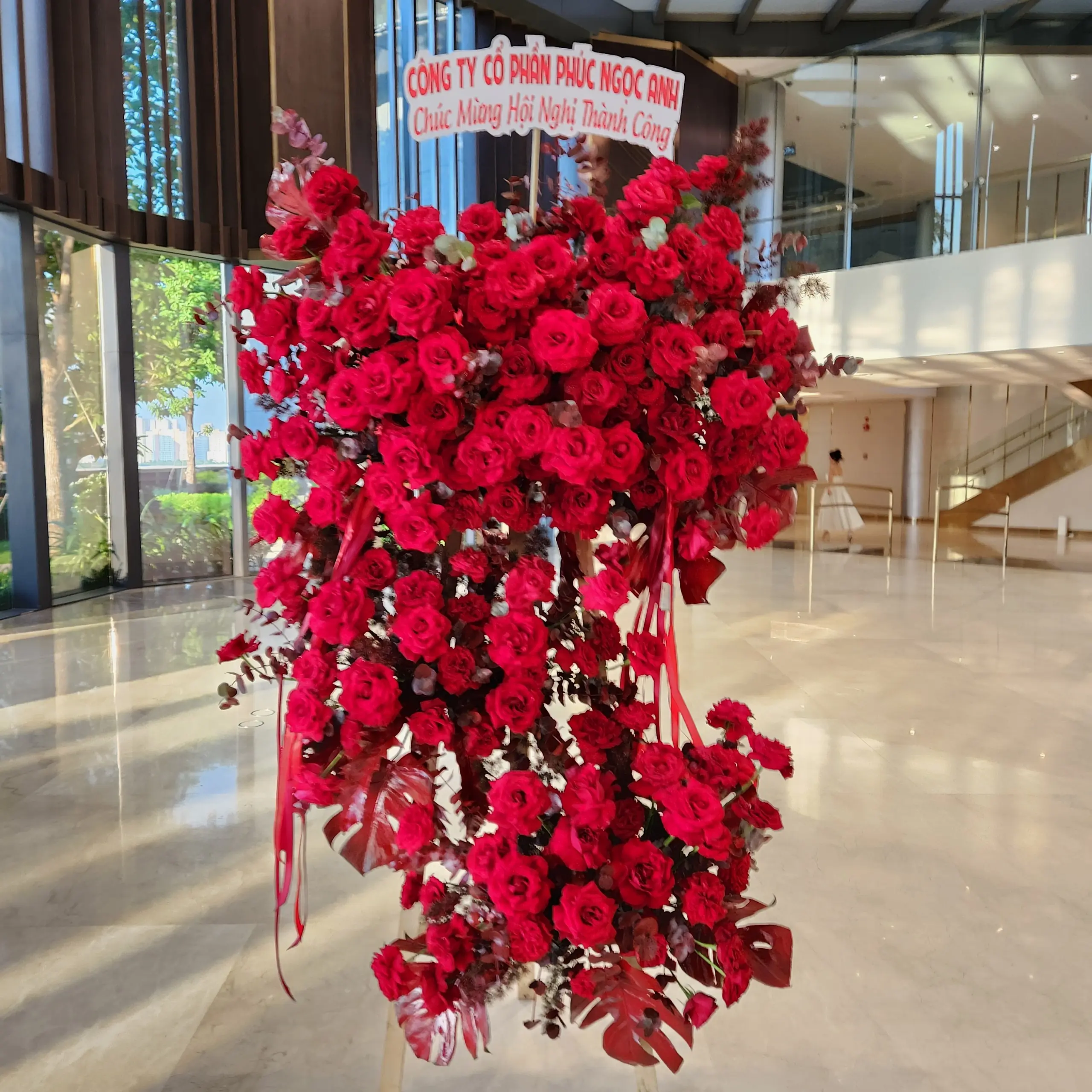 Kệ hoa ch&uacute;c mừng tone đỏ