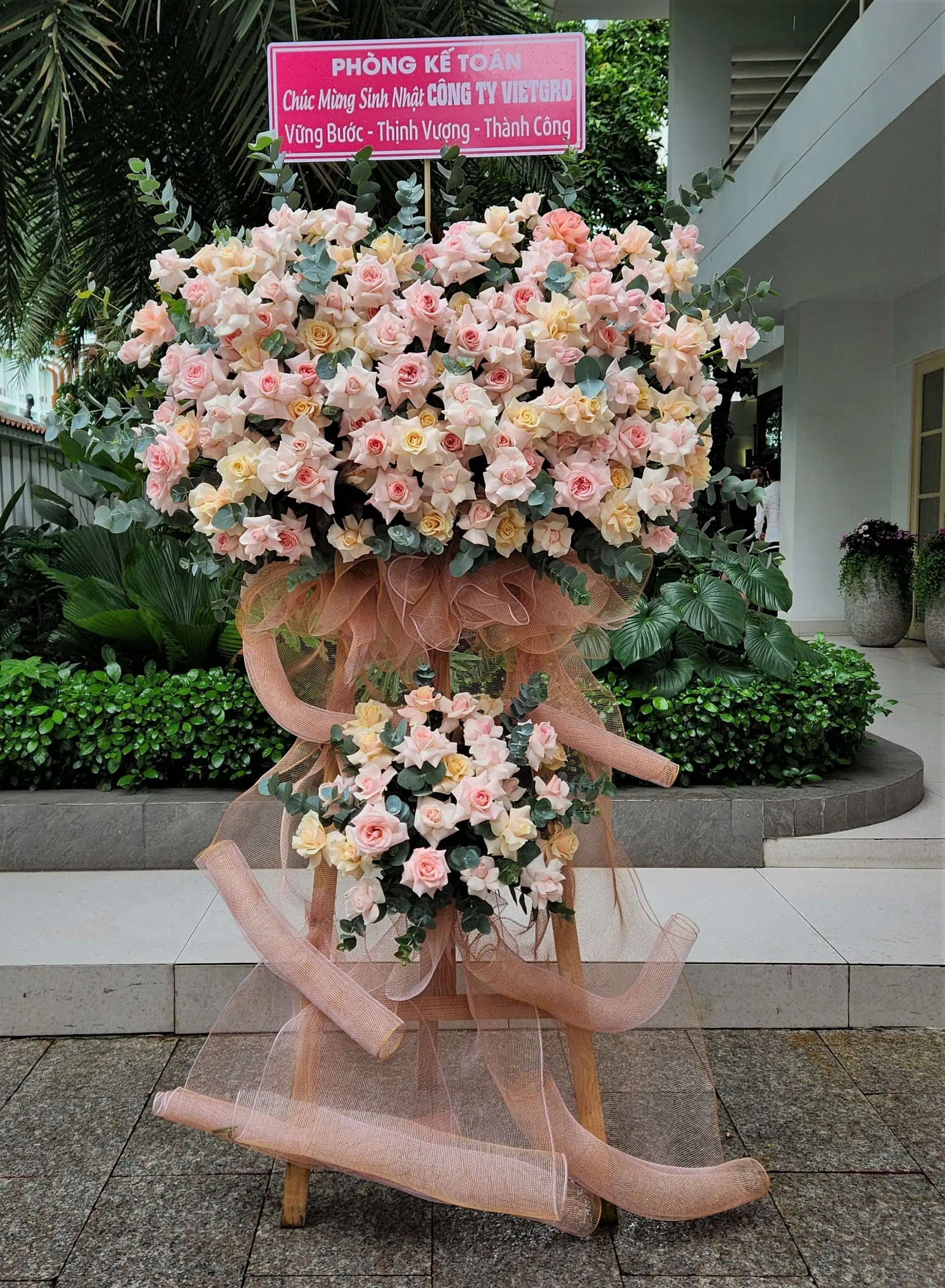Kệ Hoa Ch&uacute;c Mừng