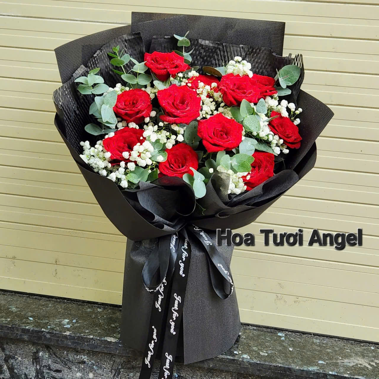 bó hoa hồng đỏ 11 bông giấy đen 