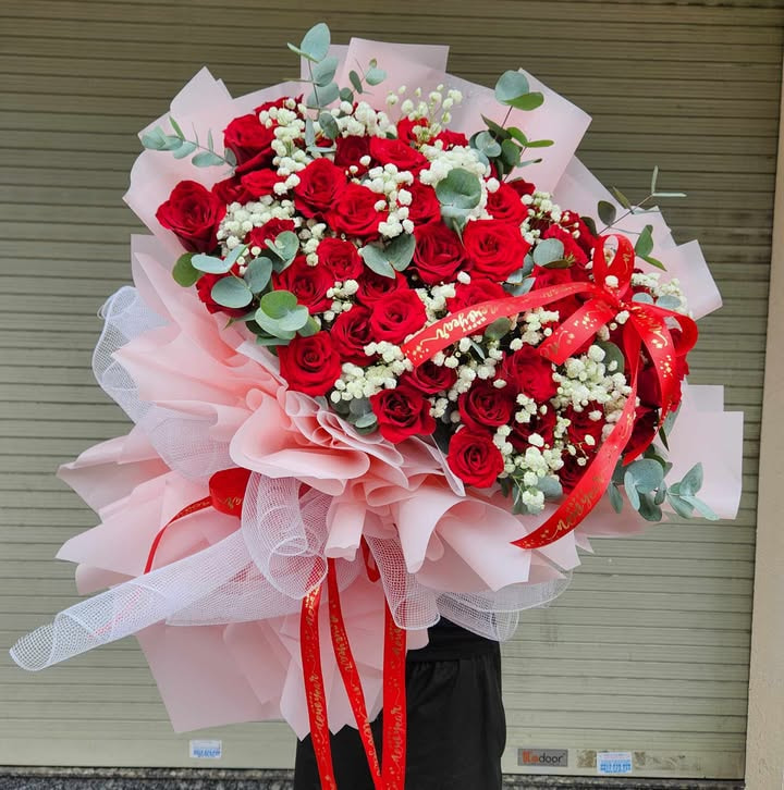 Bó Hoa Hồng Đỏ Khổng Lồ