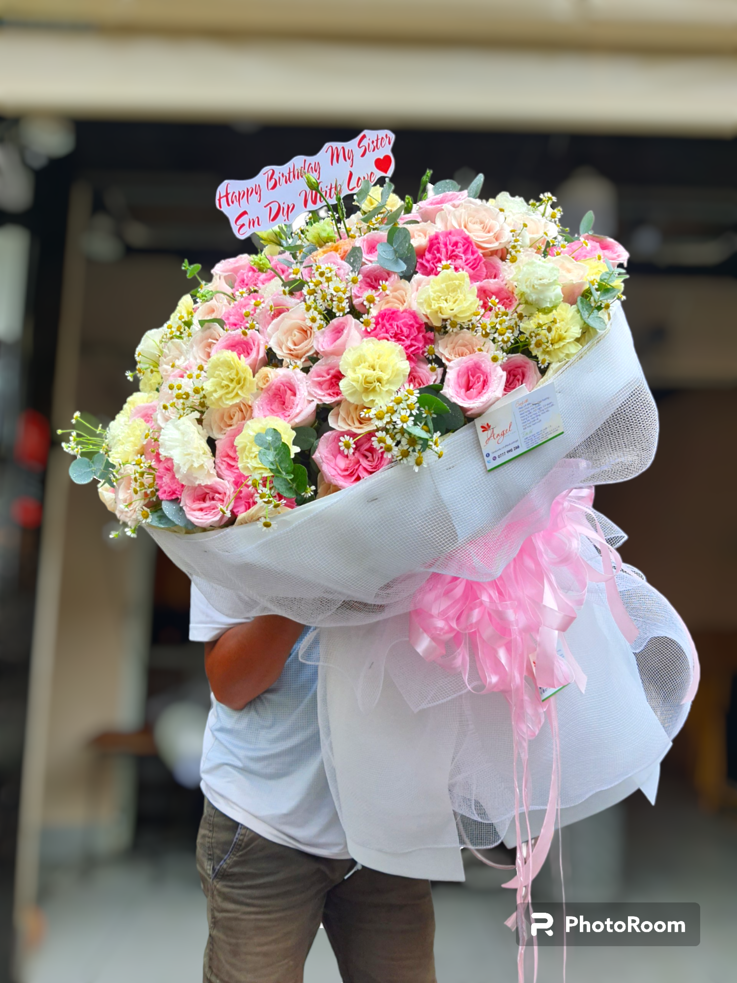 Bó hoa hồng đỏ giấy đen sang trọng
