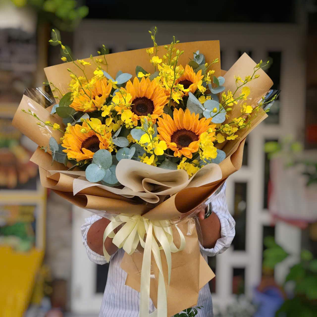Bó hoa hướng dương 5 bông mix hoa lan vũ nữ