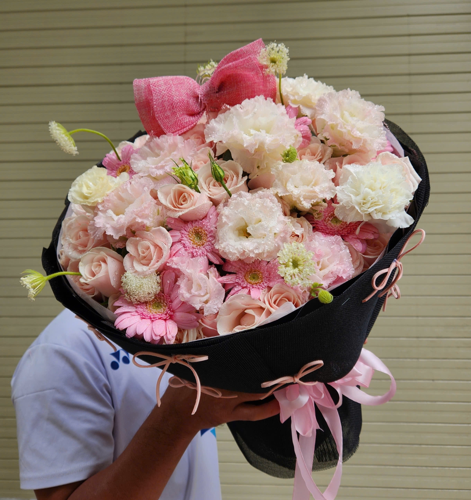 Bó hoa hồng đỏ giấy đen sang trọng