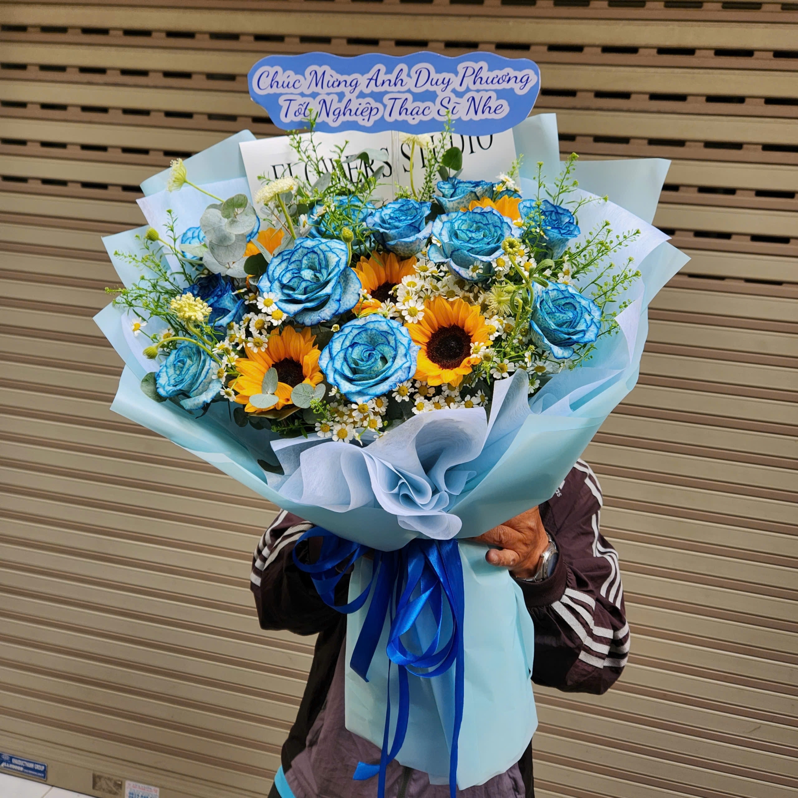 Bó hoa tốt nghiệp màu xanh dương