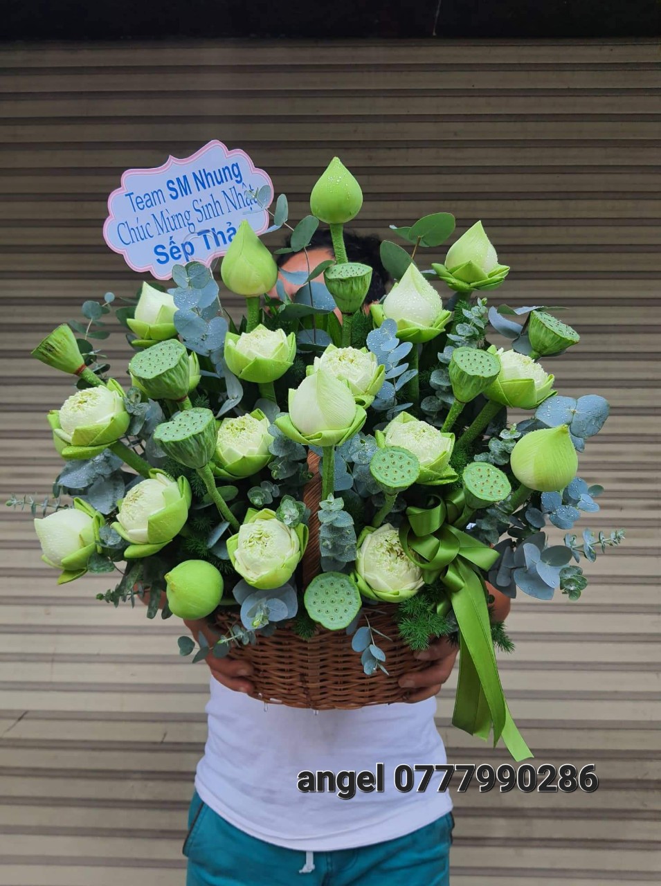 giỏ hoa sen trắng thanh khiết 