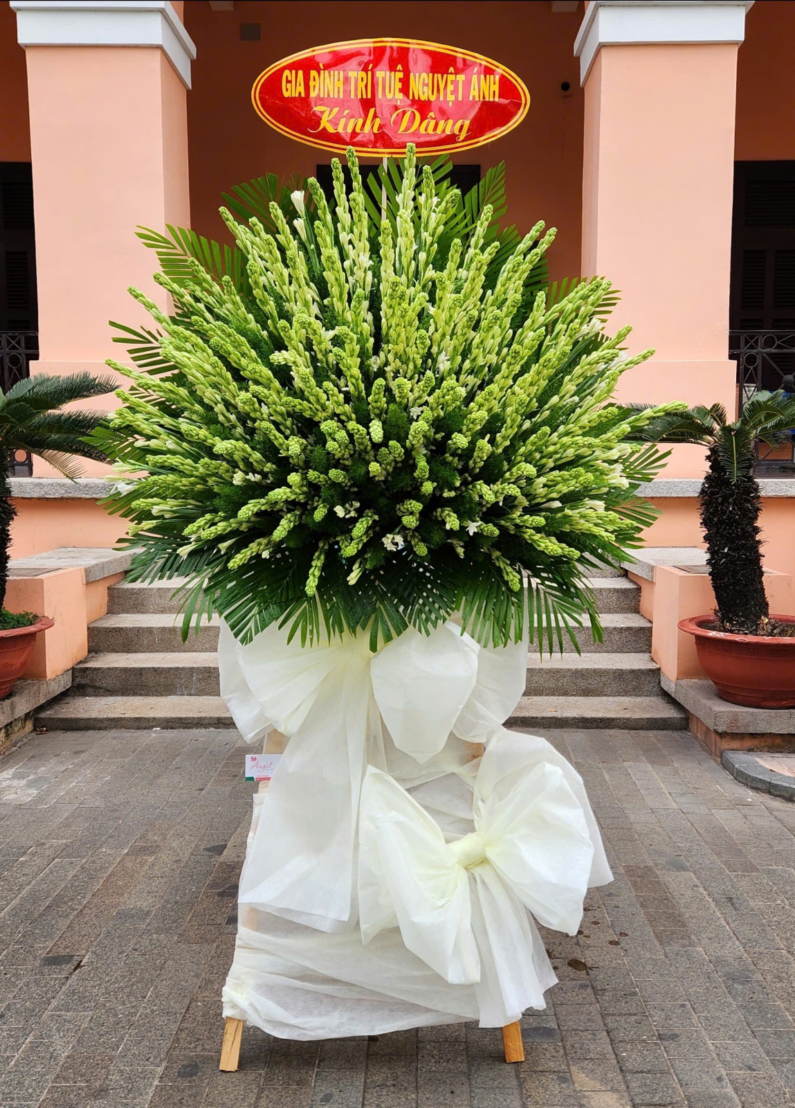 Hoa Huệ Trắng Đám Tang – Ý Nghĩa & Những Mẫu Hoa Chia Buồn Trang Nhã