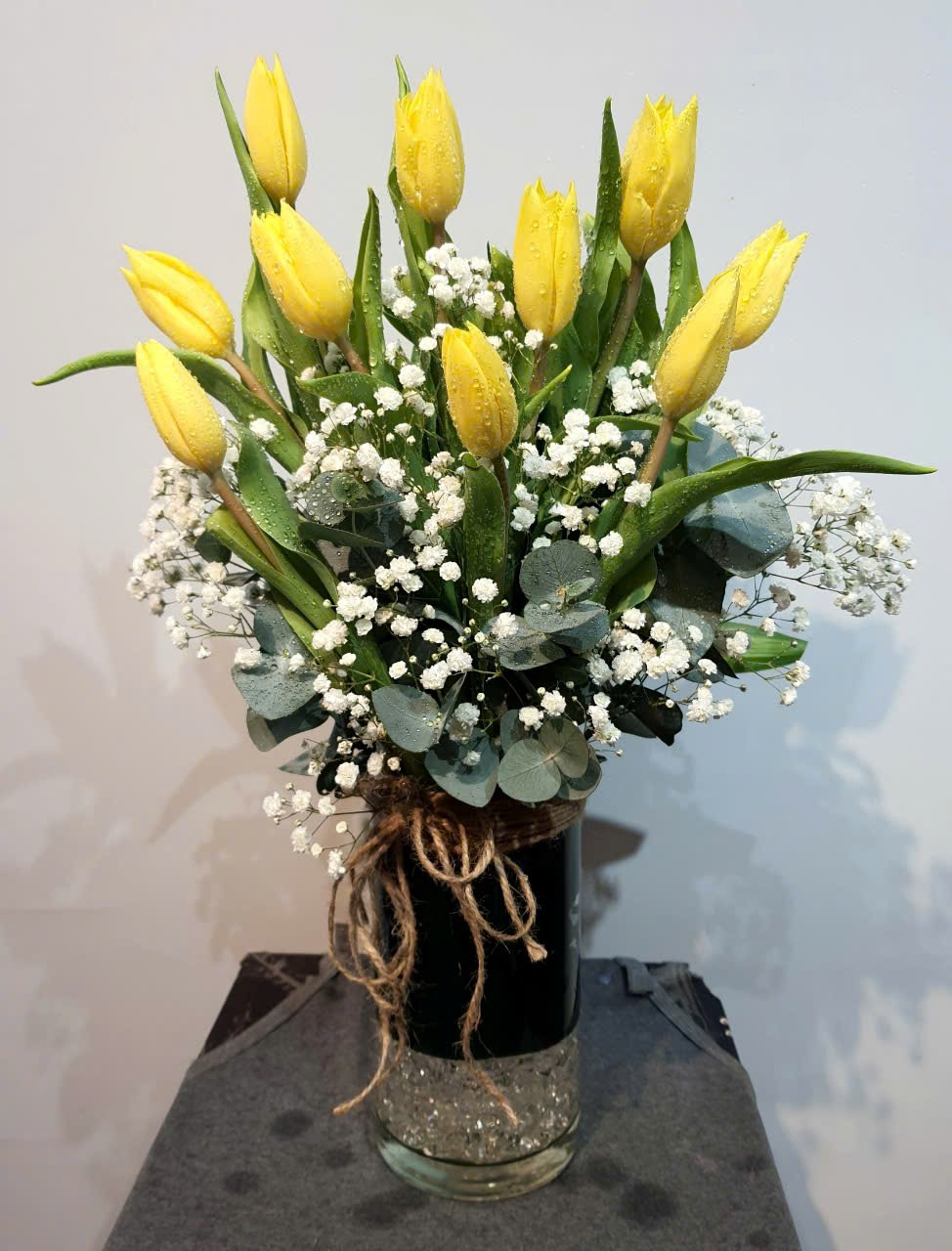 bình hoa tulip vàng