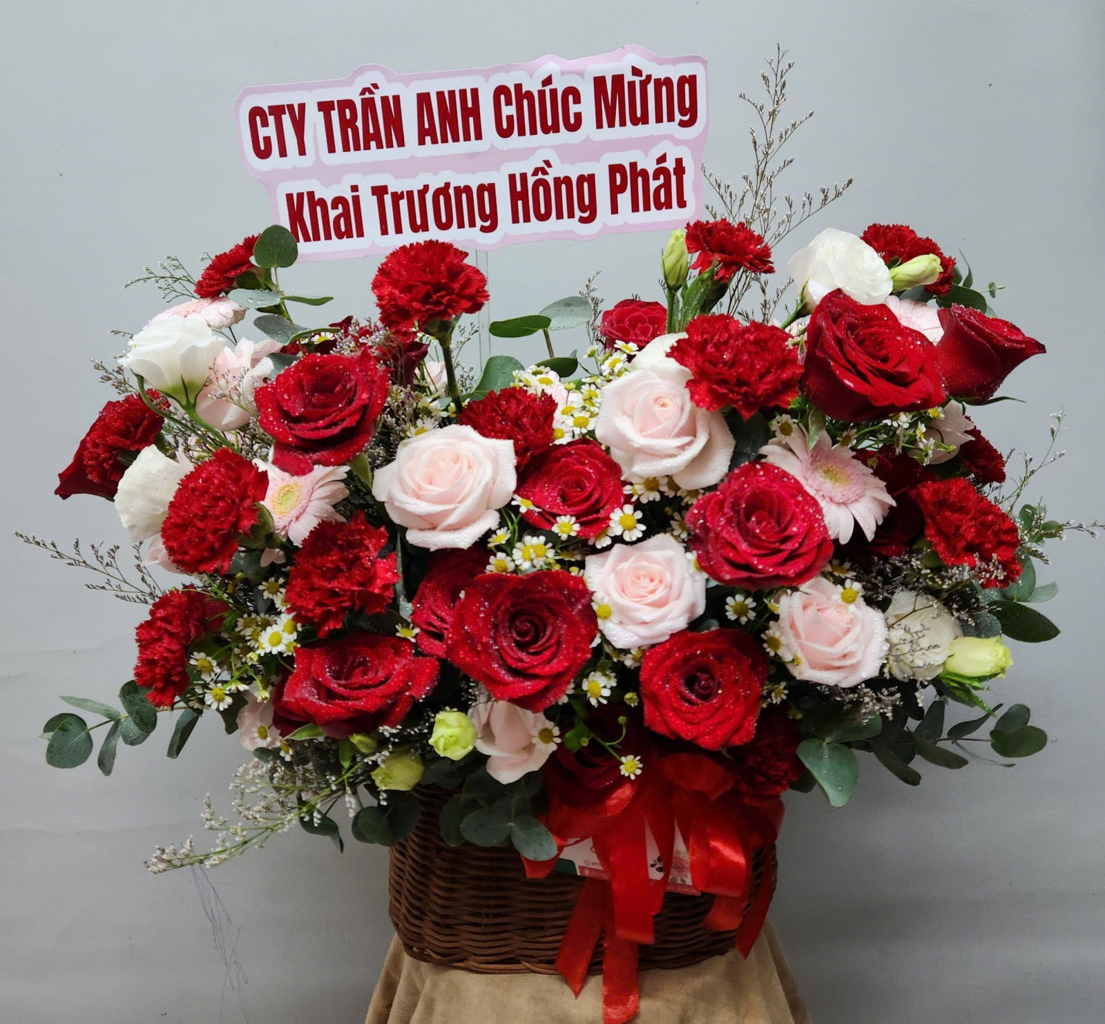 lẵng hoa hồng đỏ để bàn 