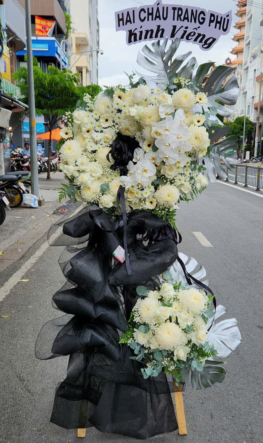 vòng hoa tang lễ