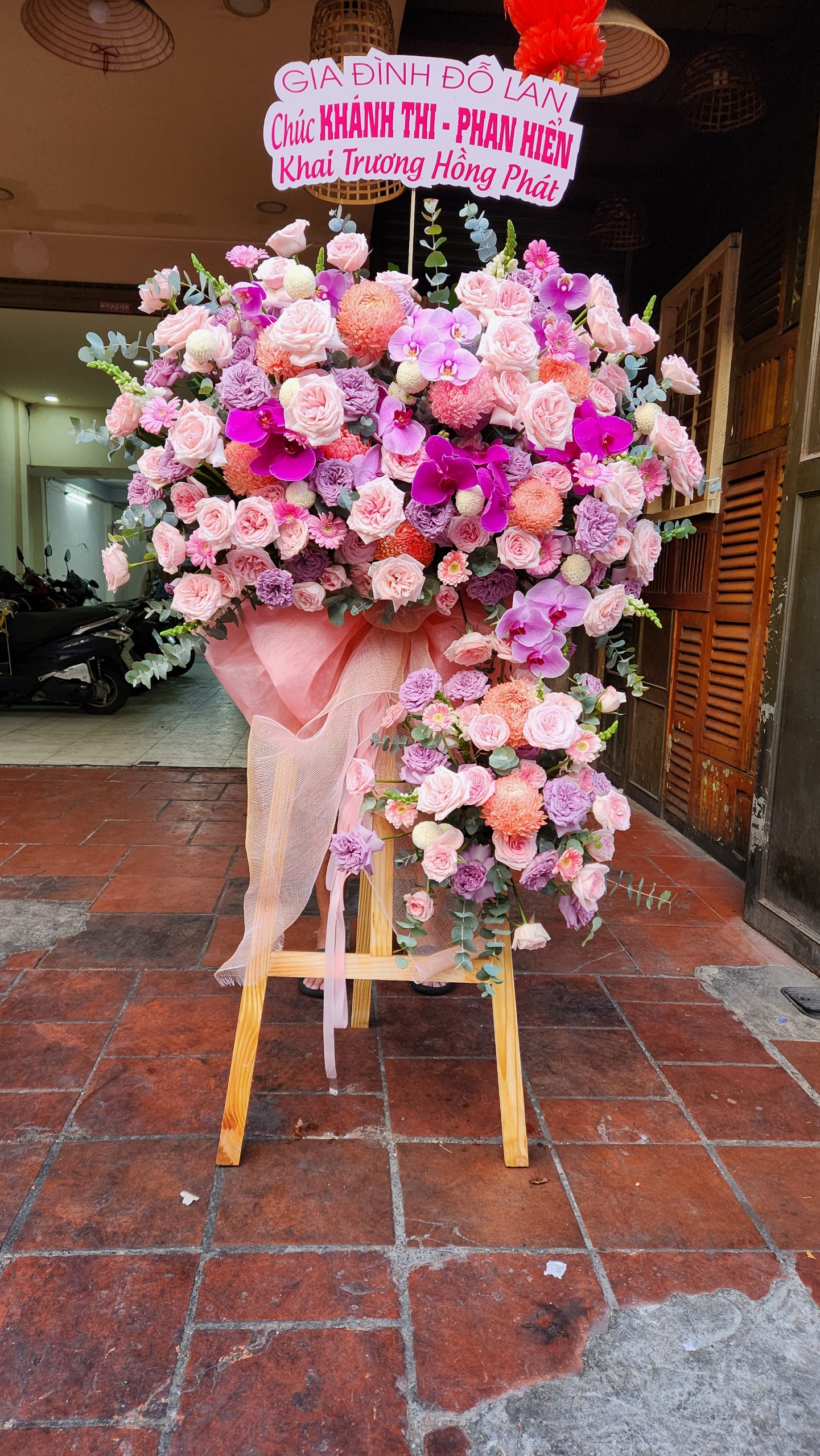 KỆ HOA CHÚC MỪNG MÀU  TÍM GIÁ RẺ