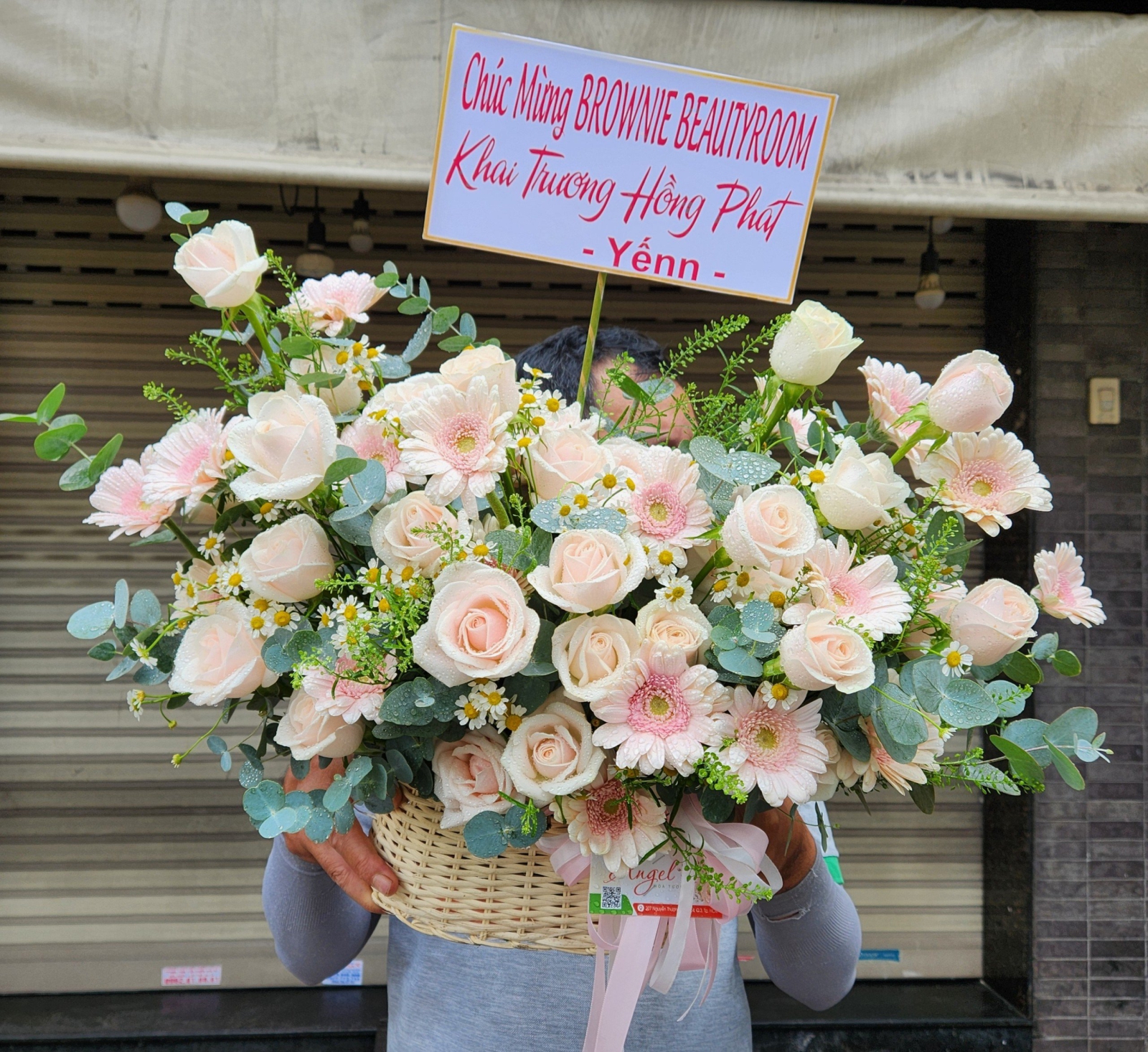 bình hoa hồng đỏ khổng lồ