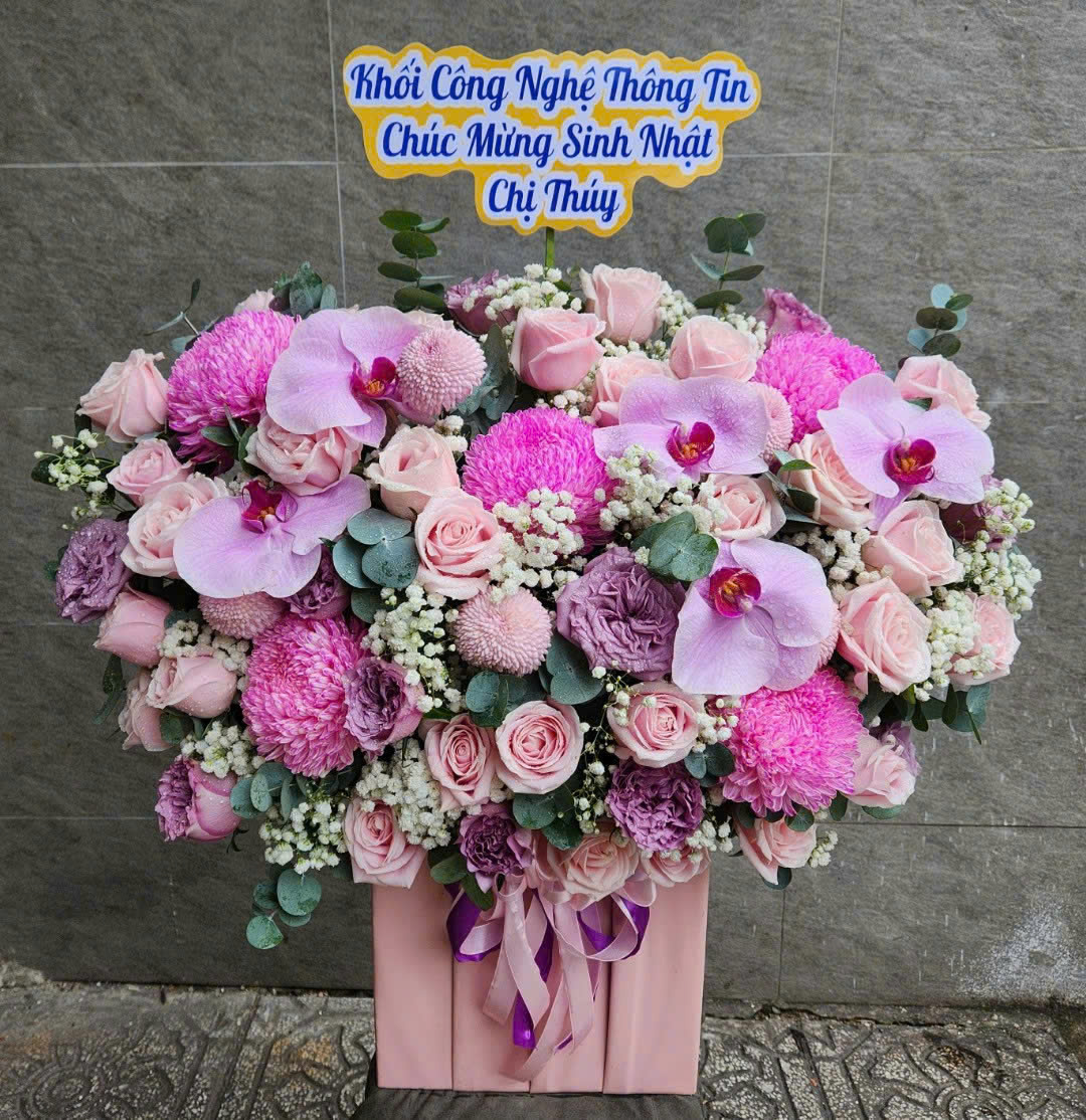 giỏ hoa chúc mừng tông tím