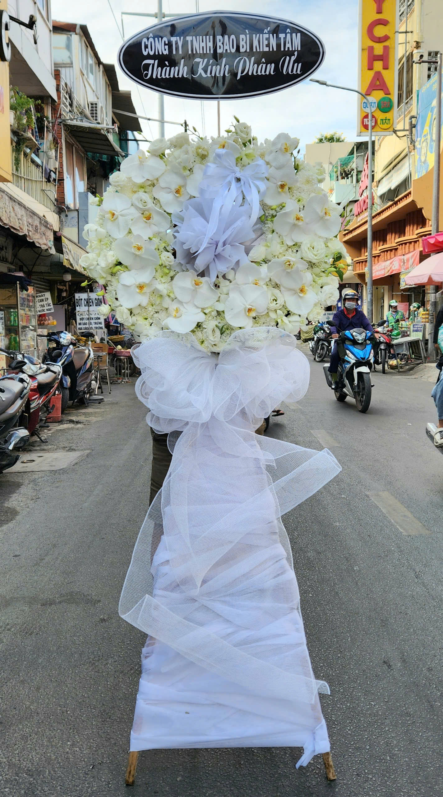 Vòng Hoa Chia Buồn Gần Chùa Vĩnh Nghiêm Giá Tốt | Hoa Tươi Angel