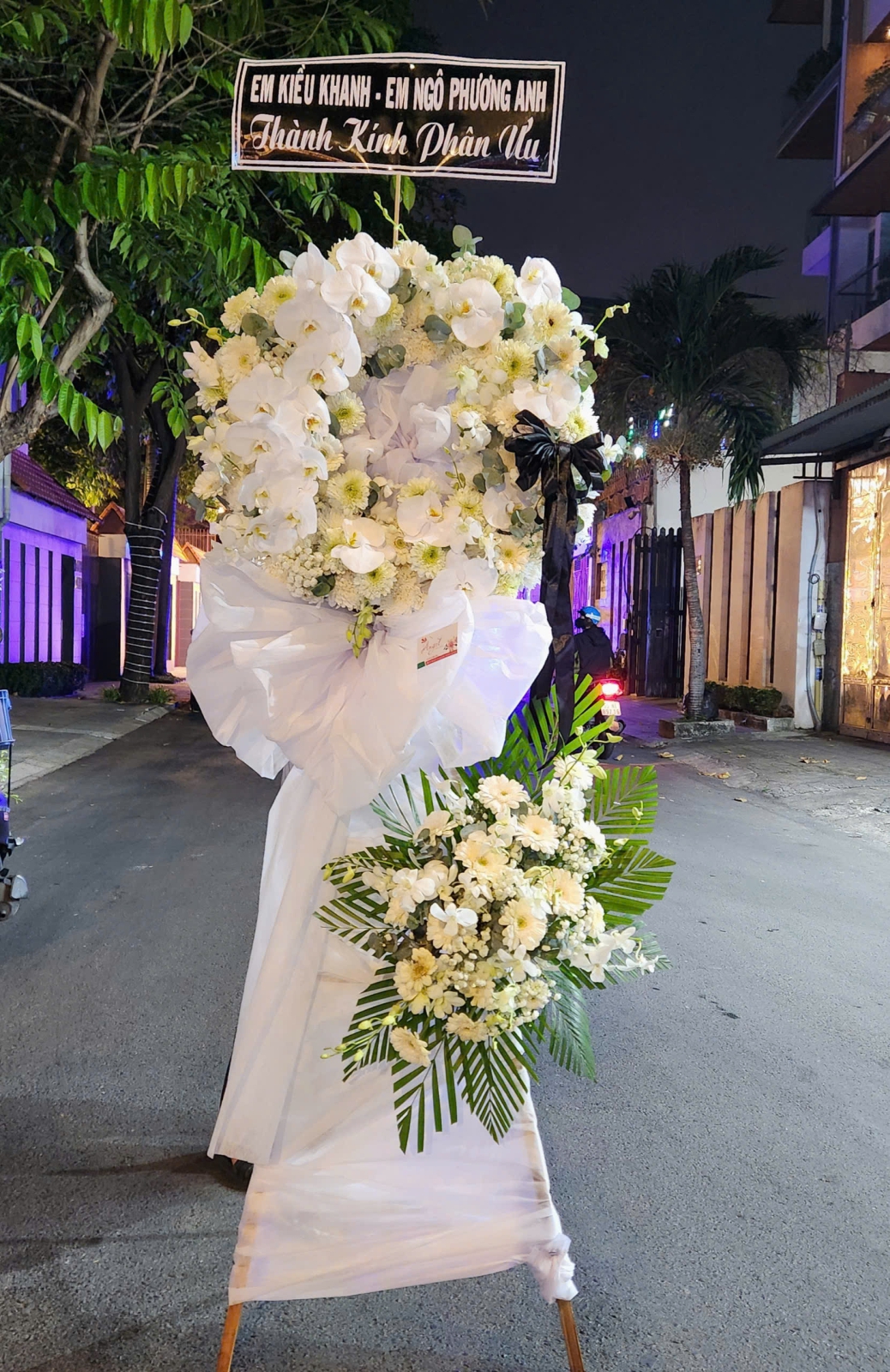 vòng hoa đám tang quận 1
