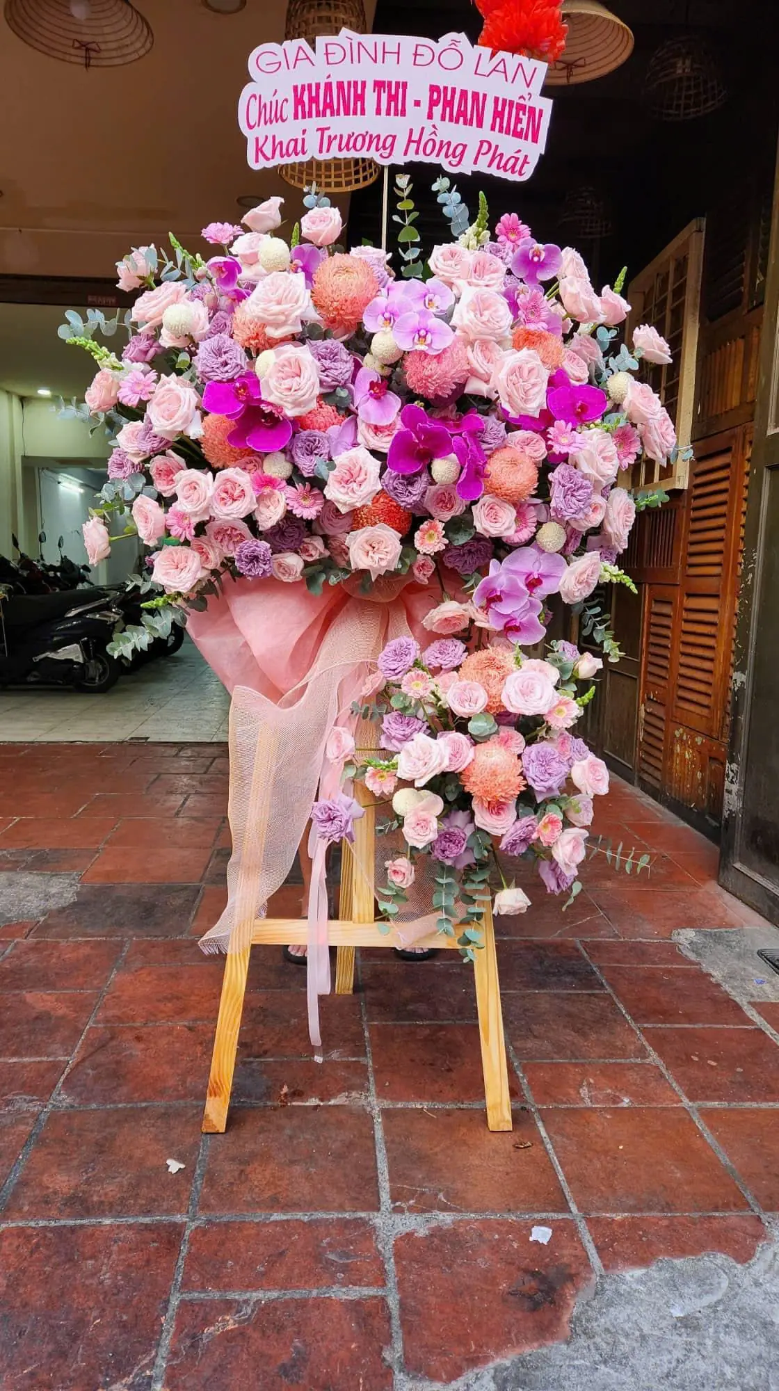 hoa khai trương Quận 3