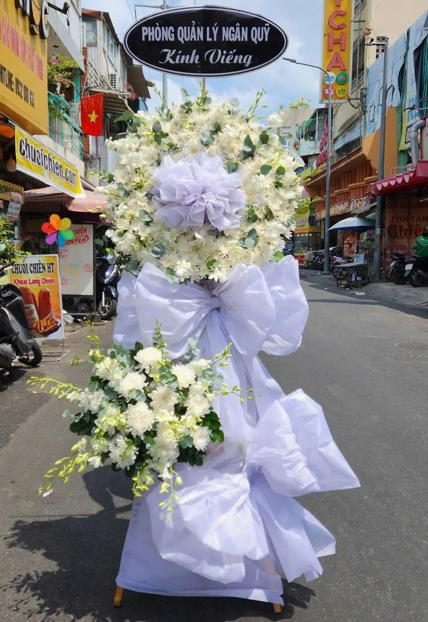 Kệ Hoa Chia Buồn Đứng T&ecirc;n Tập Thể | Hoa Tươi Angel