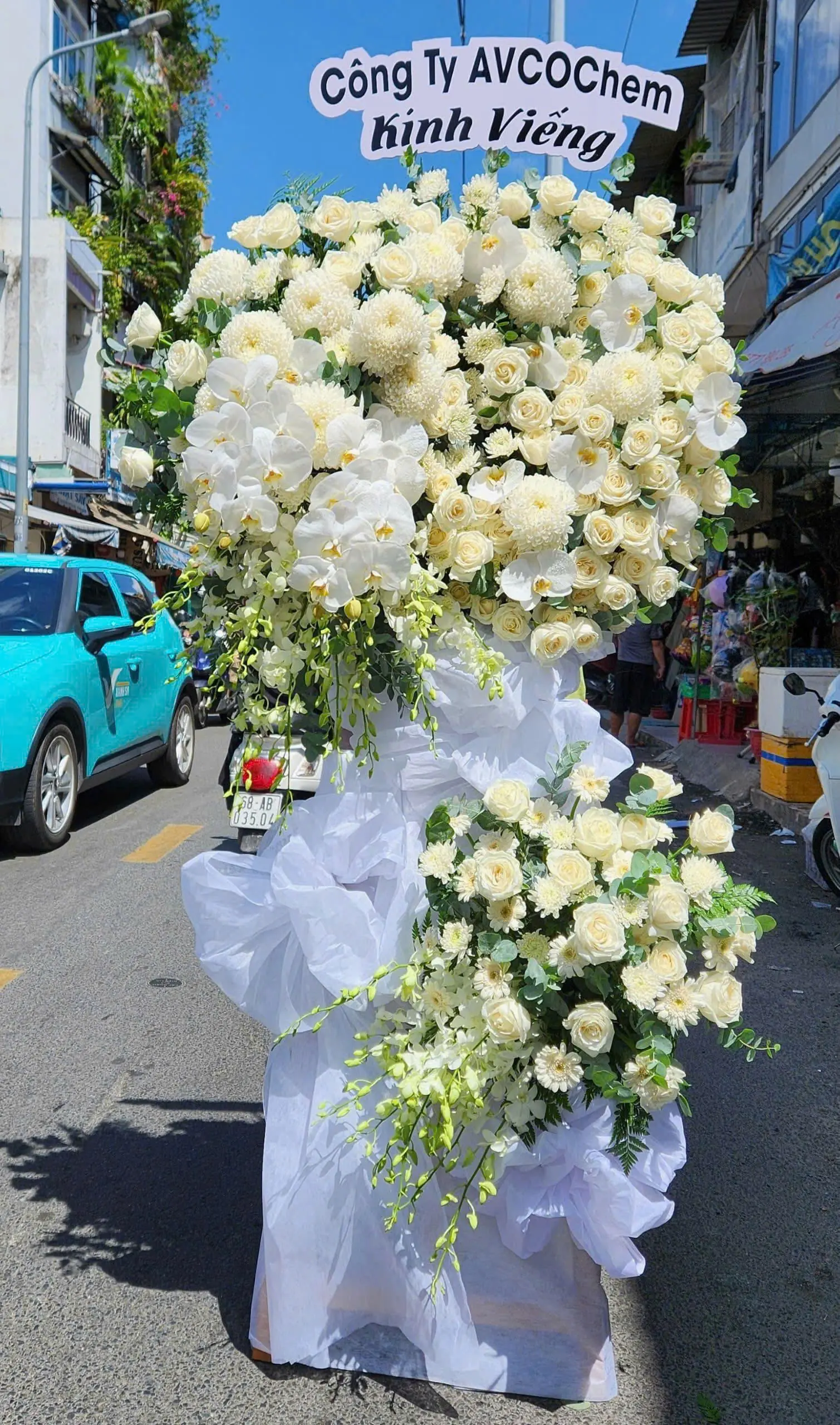Kệ Hoa Chia Buồn Đứng T&ecirc;n Tập Thể | Hoa Tươi Angel