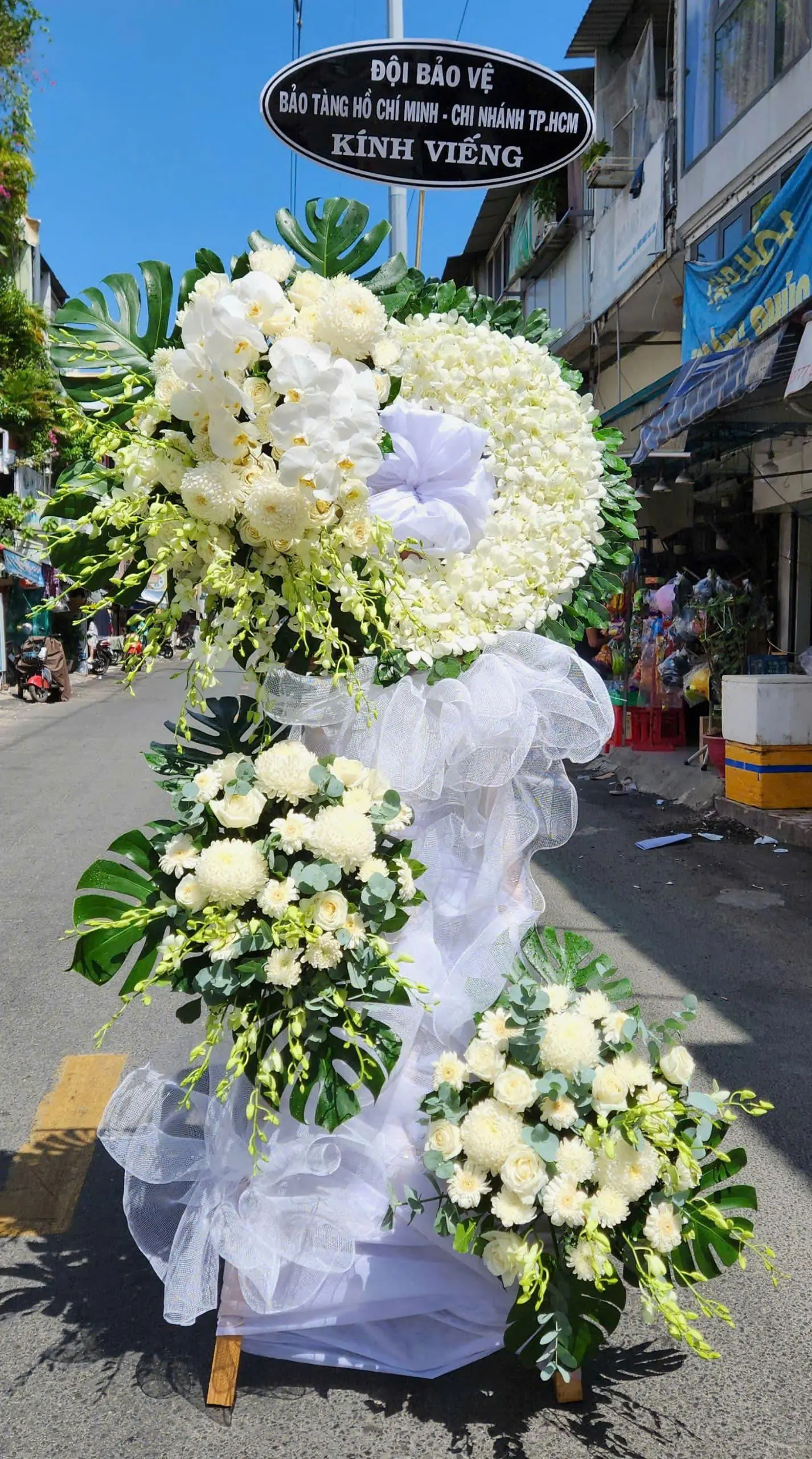 Kệ Hoa Chia Buồn Đứng T&ecirc;n Tập Thể | Hoa Tươi Angel