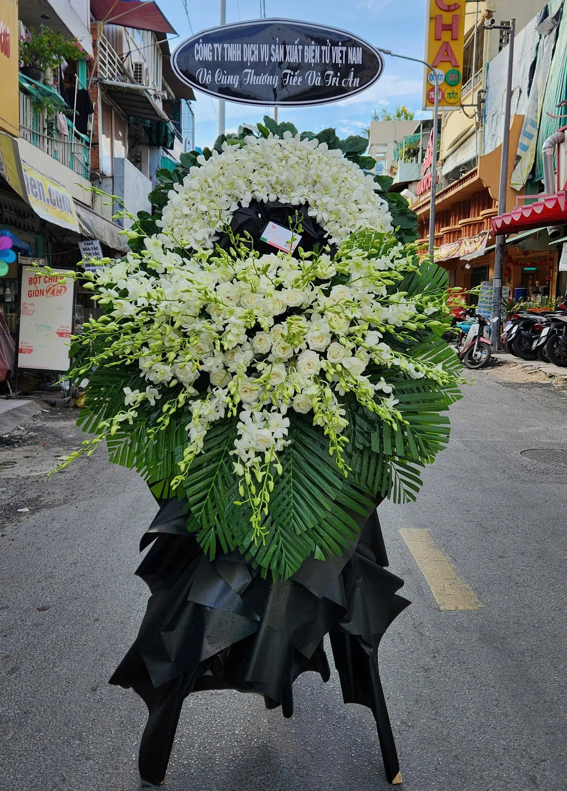 Kệ Hoa Chia Buồn Đứng T&ecirc;n Tập Thể | Hoa Tươi Angel
