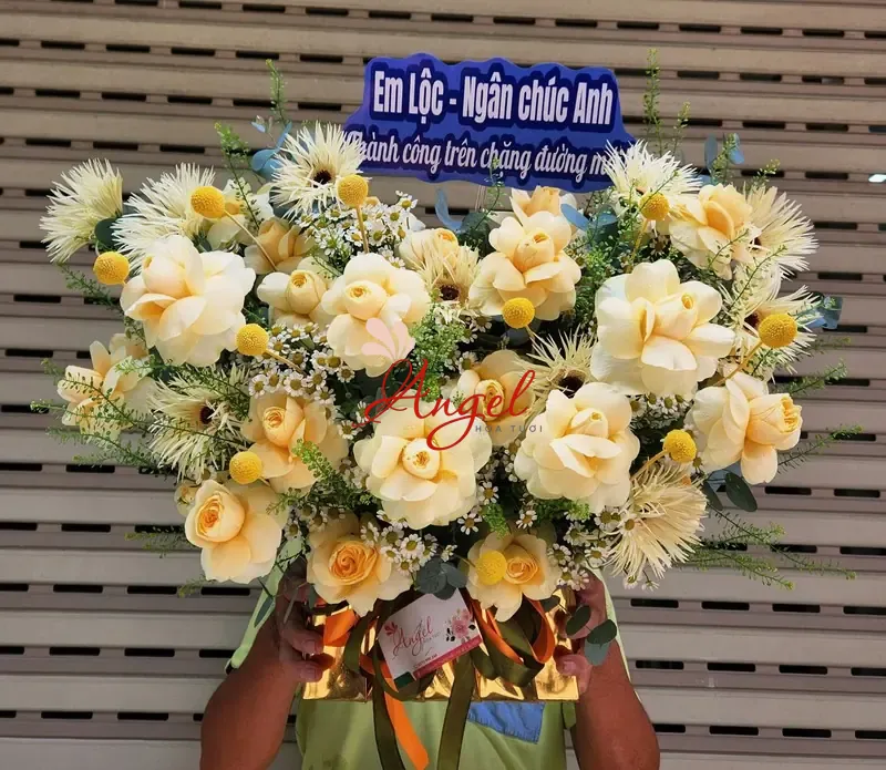 Giỏ Hoa Chúc Mừng Tone Vàng Victo TP.HCM | Hoa Tươi Angel 