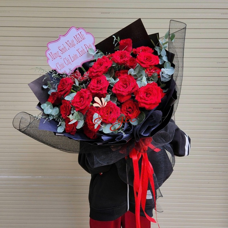 Bó Hoa Hồng Đỏ Giấy Đen Ngọt Ngào