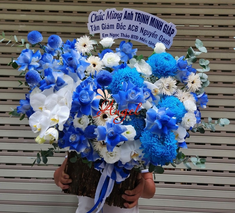 Lẵng Hoa Chúc Mừng Sếp Nam Tone Xanh Trắng | Hoa Tươi Angel