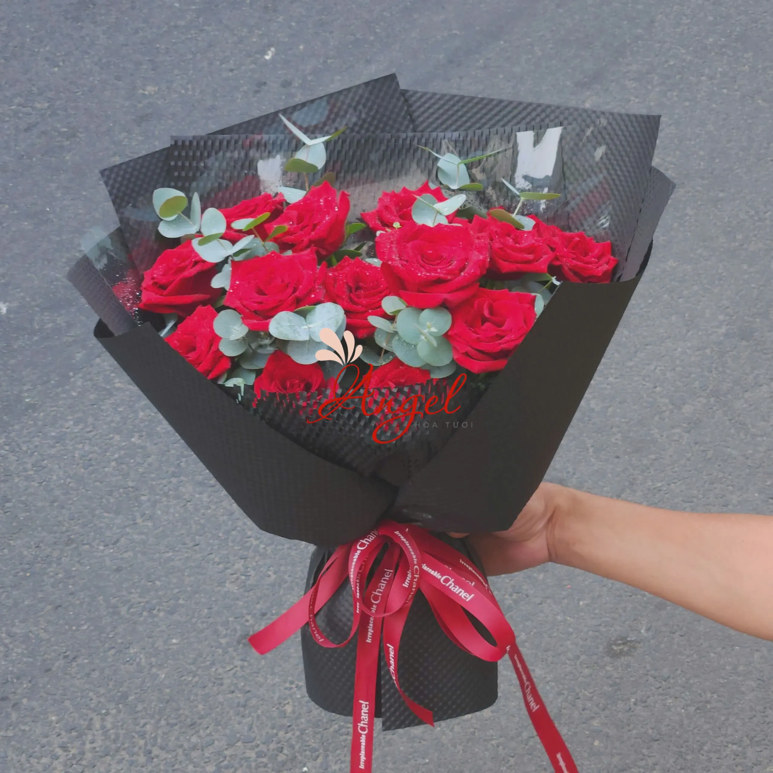 bó hoa hồng đỏ 15 bông giấy đen