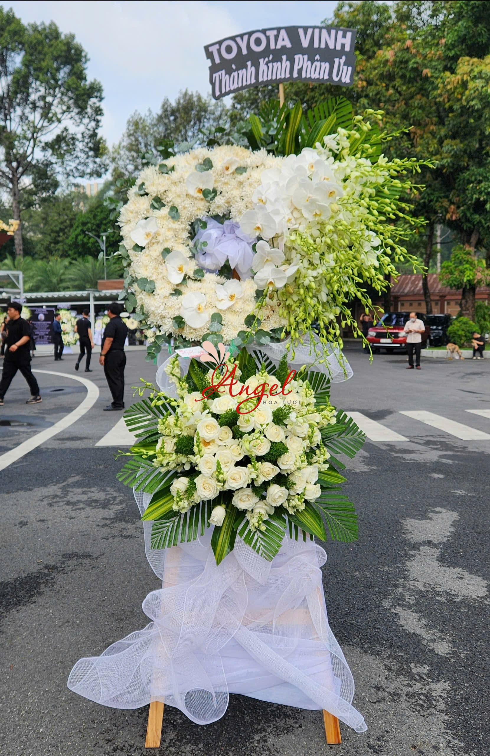 Kệ Hoa Chia Buồn Chùa Vĩnh Nghiêm TP.HCM | Giao Nhanh-Hoa Tươi Angel 