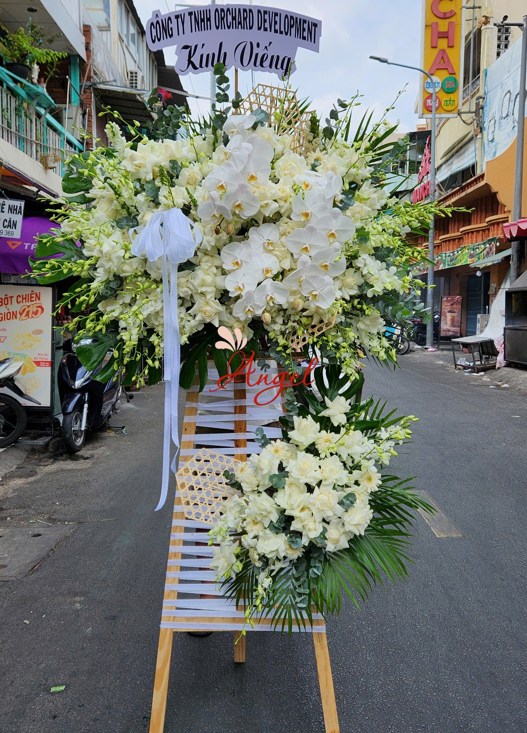 Kệ Hoa Chia Buồn Gần Chùa Vĩnh Nghiêm TP.HCM - | Hoa Tươi Angel