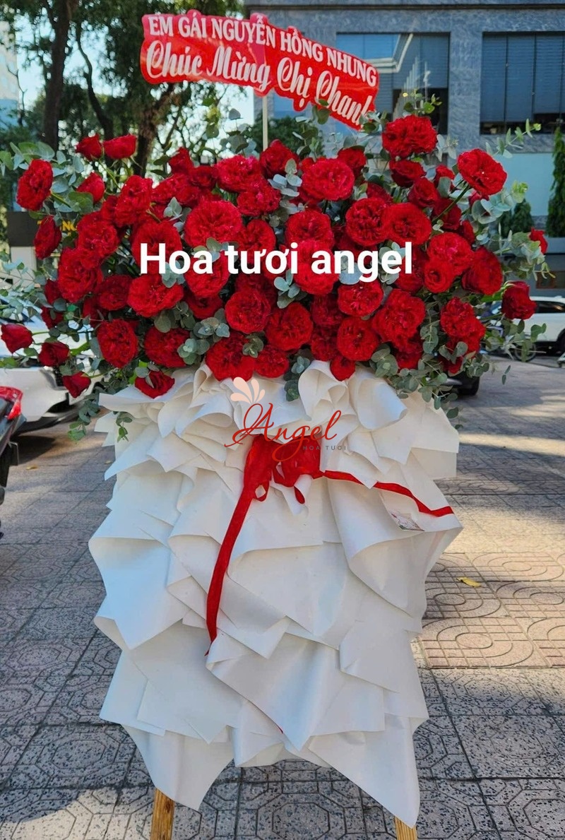 Kệ Hoa Hồng Đỏ Chúc Mừng Sang Trọng TP.HCM | Hoa Tươi Angel