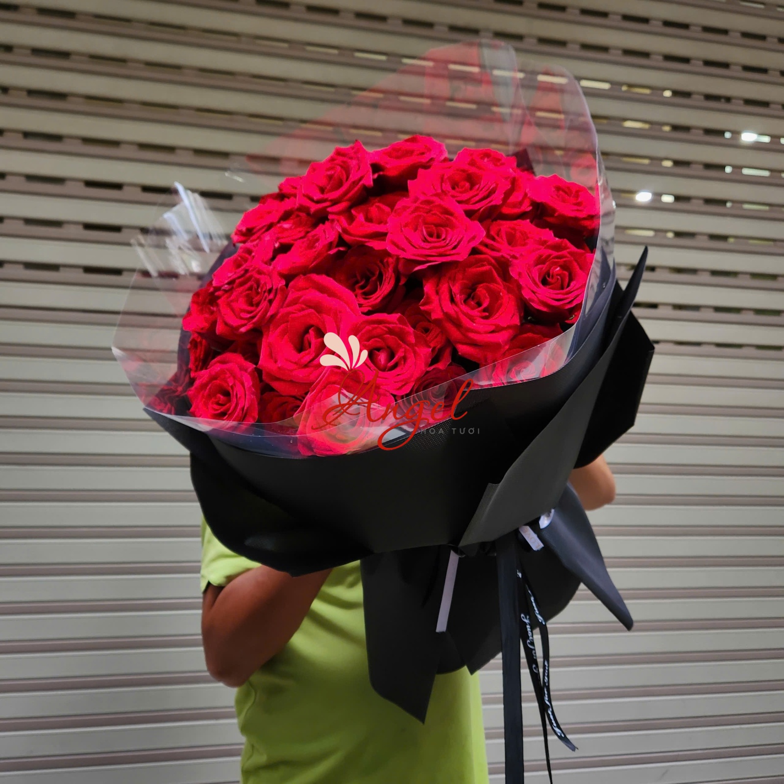 bó hoa hồng đỏ 50 bông gói giấy xốp đen  