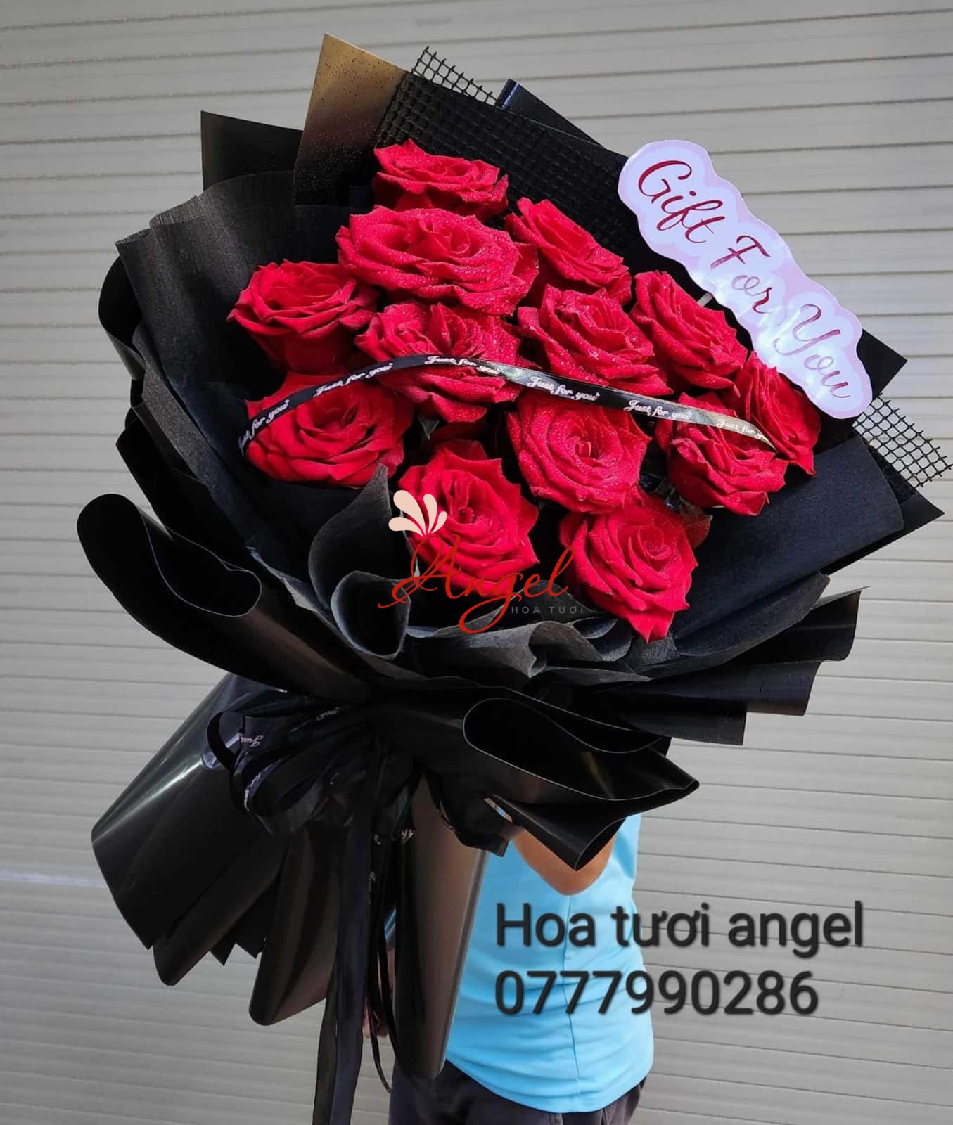 Bó hoa hồng đỏ giấy đen sang trọng