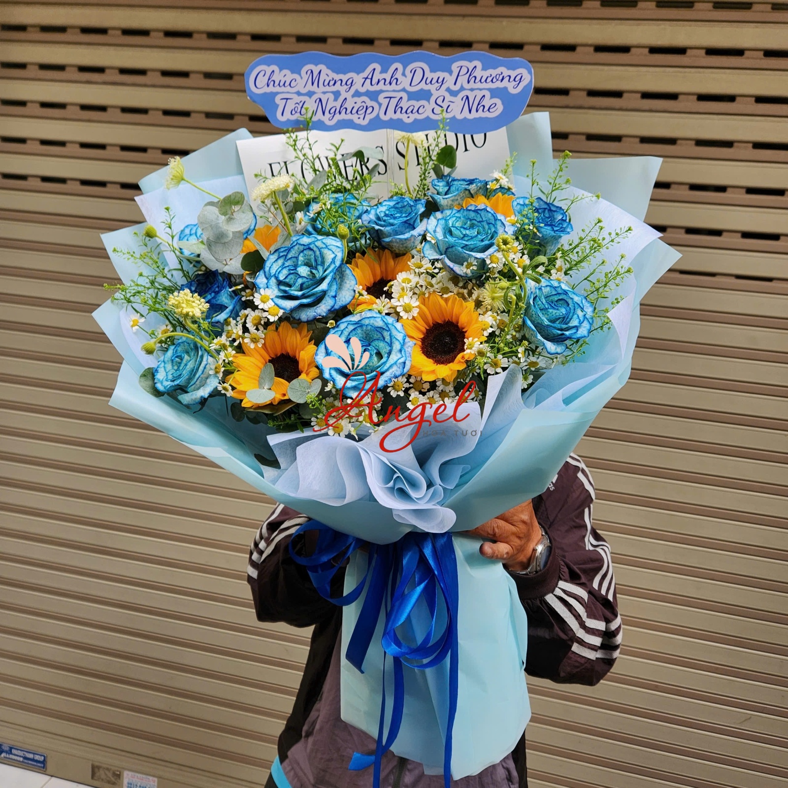 Bó hoa tốt nghiệp màu xanh dương