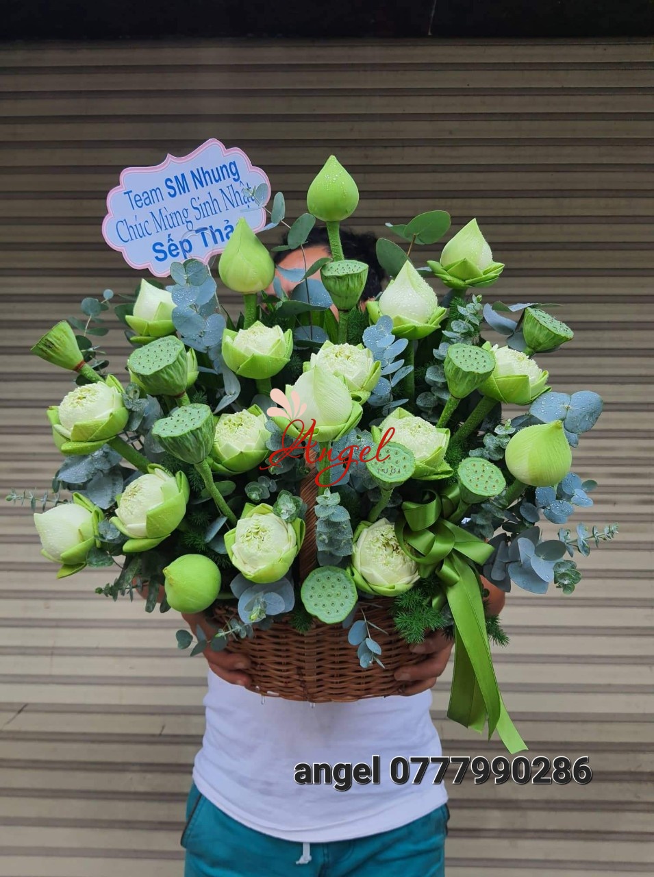 giỏ hoa sen trắng thanh khiết 