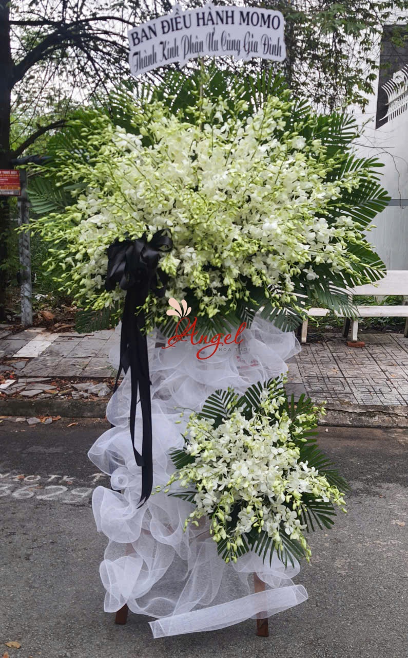 Hoa chia buồn lan trắng – Mẫu vòng hoa tang lễ trang nhã TPHCM