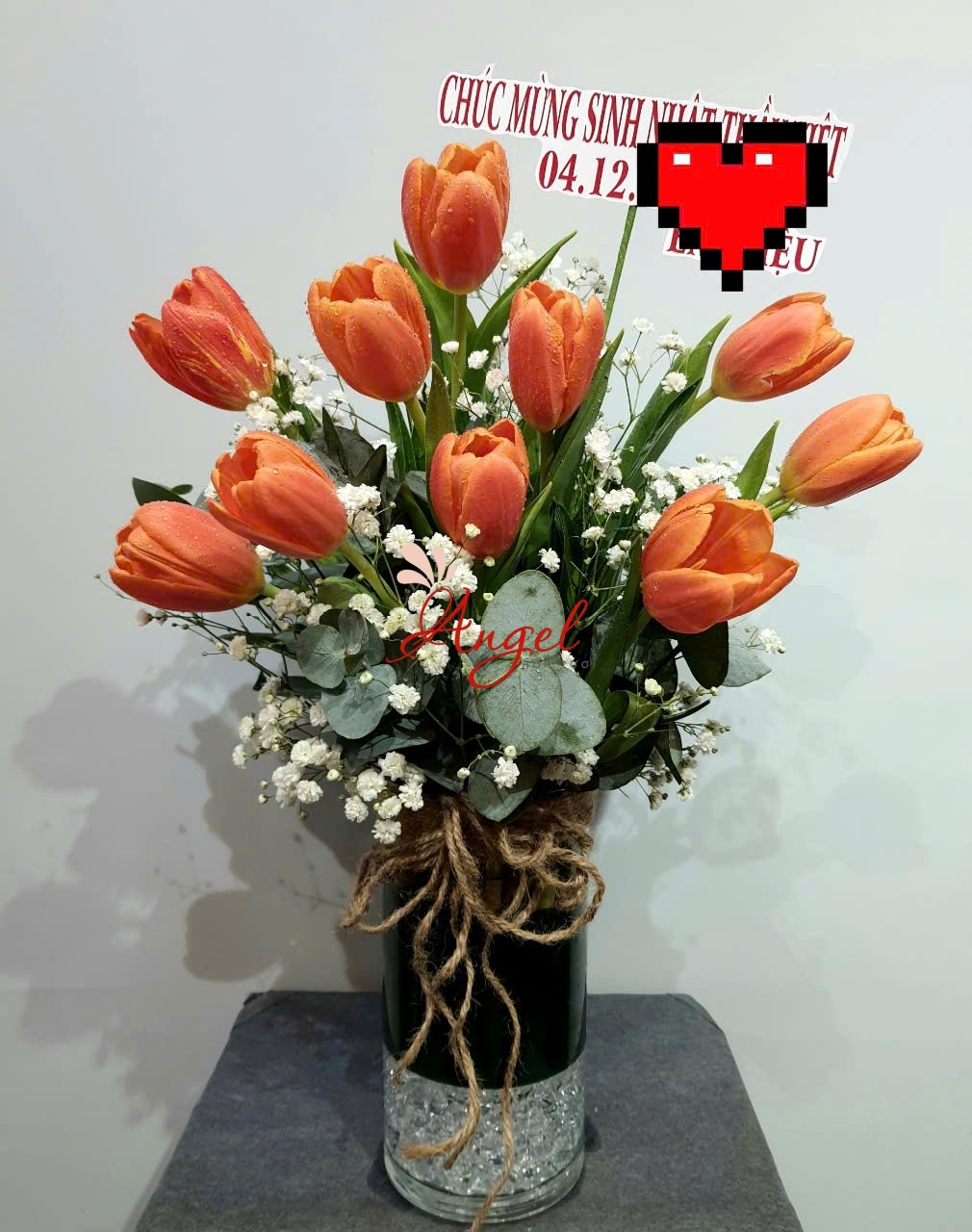 bình hoa tulip cam