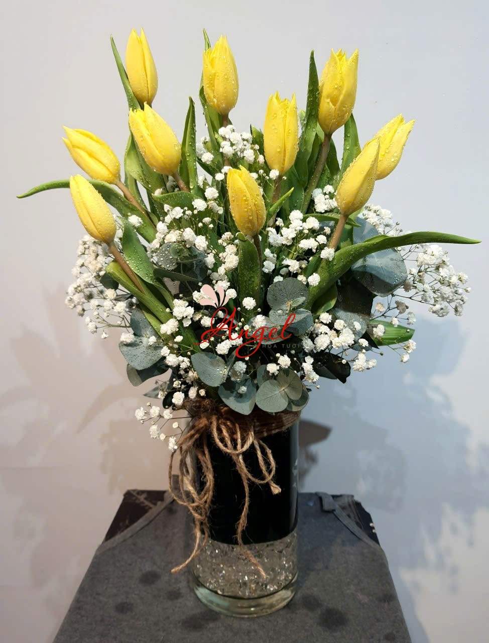 bình hoa tulip vàng